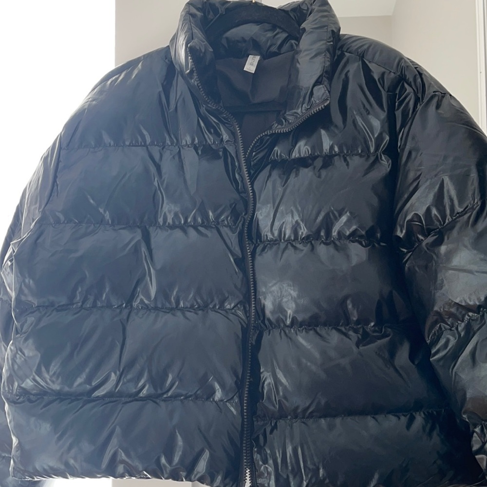 Black puffer jacket cropped